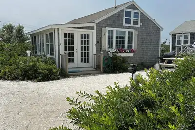 Image de Sur la plage avec vue sur l'eau! Plage privée de East Sandwich! Grande maison