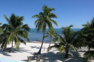 B2 🌴 Plaisir en famille dans la piscine 😎 et sur la plage! 🇧🇿