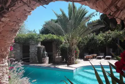 Image de Oiseaux à la campagne, piscine et personnel