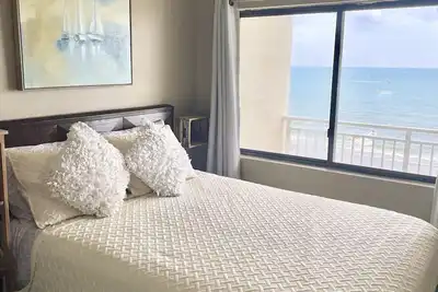 Condo 2 chambres face à la mer à prix réduit