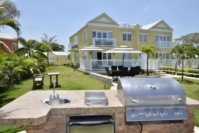 Image de Negril 2, face à l'océan, plage, piscine Wifi gratuit, A \/ C, cuisine extérieure, bain à remous.
