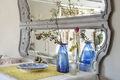 Image de Maison en pierre et roulotte dans un village médiéval.
