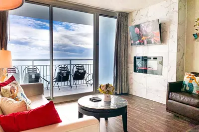 Image de Récemment rénové à couper le souffle de luxe immaculé 1Br / 1Ba / Oceanfront / piscines / calme / Wf