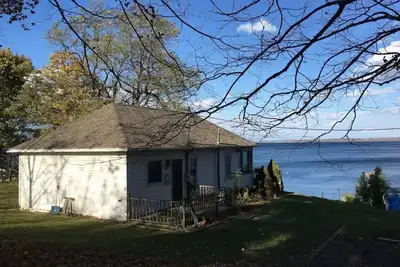 Image de Vue sur le lac incroyable \/ 100ft plage privée \/ bain à remous \/ Wine Trail \/ Animaux de compagnie \/ Seneca West Side