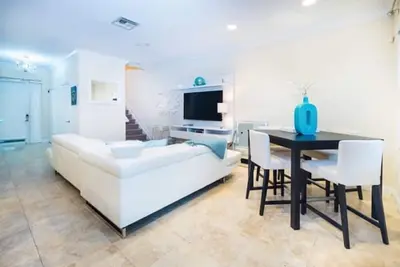 Image de Emplacement, emplacement et luxe! ! W \/ 3br 3. 5bath