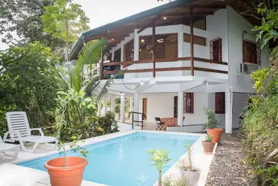 Image de Évasion exotique à la maison de la forêt tropicale avec piscine, fermée, <10 min de la plage, WiFi \/ Ac