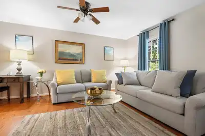 Image de Belle maison de ville de 4 chambres Ă coucher proche de Dc dans un quartier calme et convivial. <br>