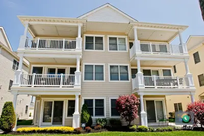 Image de Nouveau 4br Beach Block Home-Location, emplacement, emplacement!