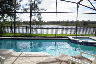 Image de Fabuleuse vue sur le lac \/ piscine orientée au sud Accueil | Salle de jeux | 2 milles à Disney!