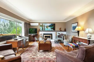 Image de 10 Adulte ~ Luxe Vr Royston Home ~ Pour la famille ~ Grande salle de jeux-Lr-Dr-Kn