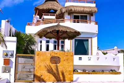 Maison au bord de l'océan des Caraïbes, piscine privée, zone de divertissement éclairée sur le toit