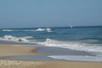 Image de Votre vague vous attend, descendez loin de tout et détendez-vous sur la plage