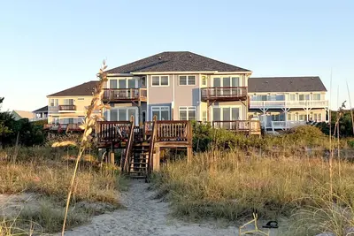 Image de Oceanfront duplex avec accès à la plage privée à Emerald Isle