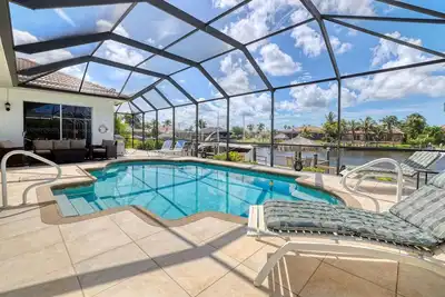 Image de Magnifique villa avec piscine w. vue sur l'eau et exposition sud parfaite = soleil Toute la journée!
