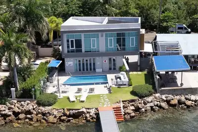 Image de Villa de luxe face à l'océan avec piscine à débordement, ponton privé et beaucoup de kayaks