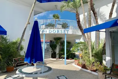 Image de Lido Beach Gulf Views 1 Br 1 Ba w \/ piscine. Juste en face de la plage 1 minute Ă pied