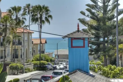 Image de Marcher et vivre dans le village charmant et un bloc de la plage aussi!