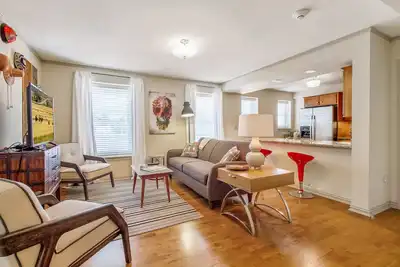 Image de Ensoleillé Midtown 2bd / Ba Central Location!