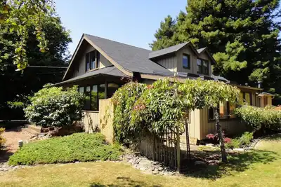 Image de Maison spacieuse et confortable près du zoo, du jardin, des séquoias, du parc et plus encore!