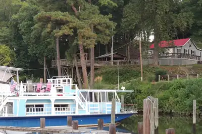 Image de Une péniche chaleureuse et confortable de 50 pieds dans une marina fermée, pittoresque et paisible près de la cit