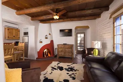 Image de Authentique Adobe, promenade vers Canyon Rd, cheminée romantique East Side Casita avec Kiva