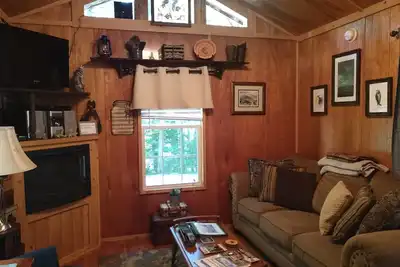 Image de Cabine de montagne privée avec loft \/ bain à remous \/ ruisseau et animaux de compagnie