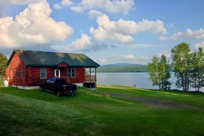 Image de Superbe Sur Le Lac, cabane en bois rond moderne