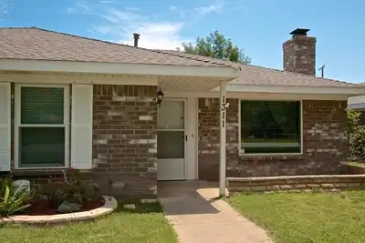 Image de Famille moderne Mid-Century 3bed \/ 2bath, idéal pour les familles