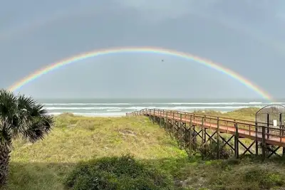 Image de Vues spectaculaires sur la plage directement sur l'océan! Balcon au 2e étage - Piscine - Cuisine
