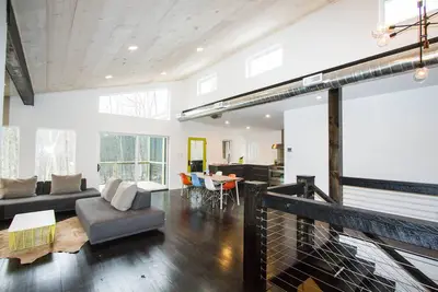 Image de Mid Century Modern Ranch dans Catskills Près de la rivière