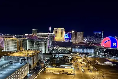 Image de Mgm Signature 2br 2ba à droite sur le Strip de Las Vegas avec vue, balcon, piscine et bain à remous