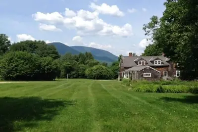 Image de Ferme historique de 1780 Ă Manchester avec vue sur la montagne et 7 chambres