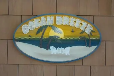 Image de Deux minutes Ă pied de la plage - une si vous courez Ă Ocean Breeze!