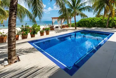 Image de Loin d'être ordinaire. . . La villa de luxe sur plage de sable blanc avec piscine à débordement!