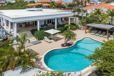 Image de Villa Tropical Paradise avec piscine surdimensionnée et jardins luxuriants