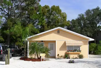 Image de Dreamsicle Beach Cottage. Près de la plage. Animaux domestiques. Wifi.