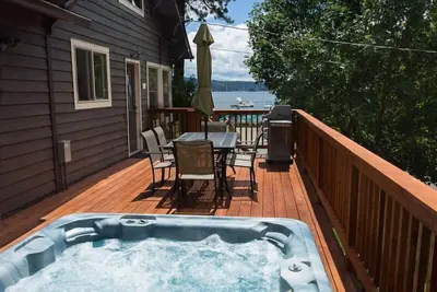 Image de Centre-ville avec vues, bain à remous donnant sur le lac et les étapes de Tubbs Hill