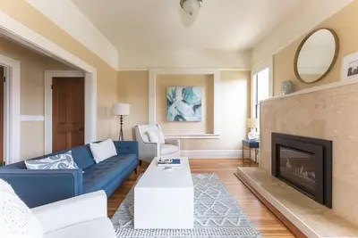 Image de Uptown dans le centre-ville de Mill Valley! Le seul 3bd \/ 2ba au coeur de la ville!