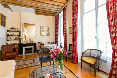 Image de Magnifique appartement avec mezzanine et des tonnes de charme par le Louvre et le Jardin des Tuileries!
