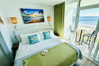 Image de Island Time Suite Lune de Miel Direct Oceanfront Balcon King Tile étages à travers!