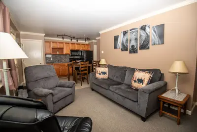 Image de Nouvellement rénové 2 chambres, 1 salle de bain, 1 unités de niveau pour 4 personnes
