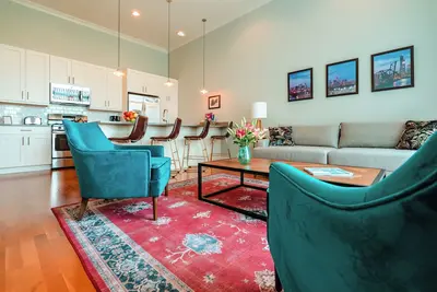 Image de 2bd \/ 2ba Près de Wrigley, Lincoln Square. Boutique hôtel familial