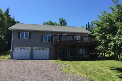 Image de New Home-4 Seasons-Canal Views-Fireplace-Huge Deck-Great Location in Houghton