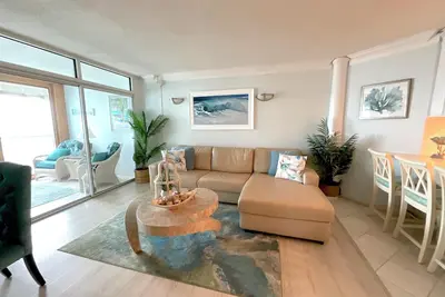 Image de Fabulous Ocean Front Juste sur la plage avec une piscine