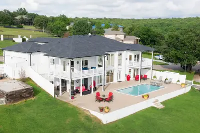 Image de Lakehouse avec piscine privée