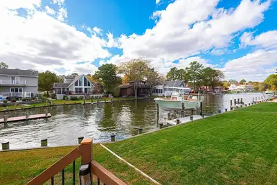 Image de One Level Contemporary Waterfront Home - Animaux acceptés - 5 piscines - Pour 11 personnes
