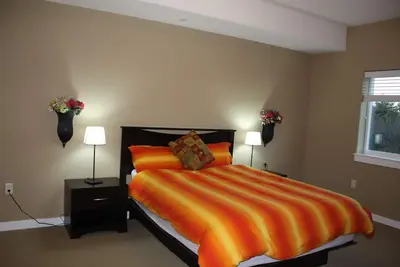 Image de Oyhut Bay * Brand New 2br \/ 2ba + Den ** WiFi gratuit ** Grande cuisine ** Cheminée à gaz