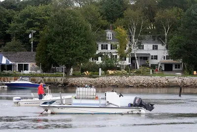 Image de Historic-Waterfront: «The Old River House» en ville, sur la rivière.