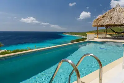 Image de Au bord d'une falaise avec une vue magnifique sur la mer des Caraïbes, piscine privée