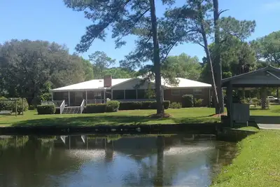 Image de The River Getaway 3300 pieds carrés sur 1. 4 acres - 6. 9 milles de la plage